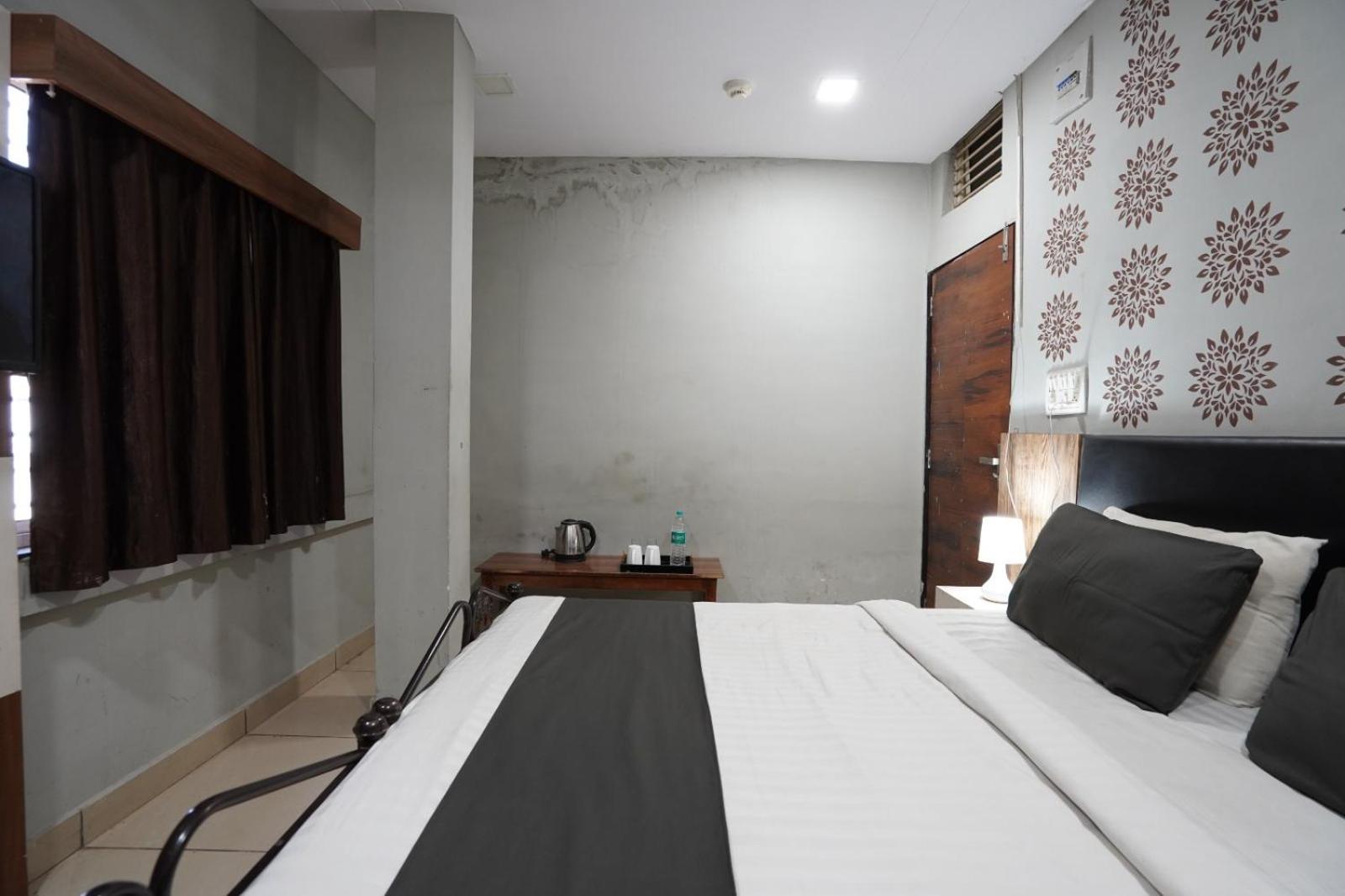 Hotel Sai Inn, Ahmedabad Airport Zewnętrze zdjęcie