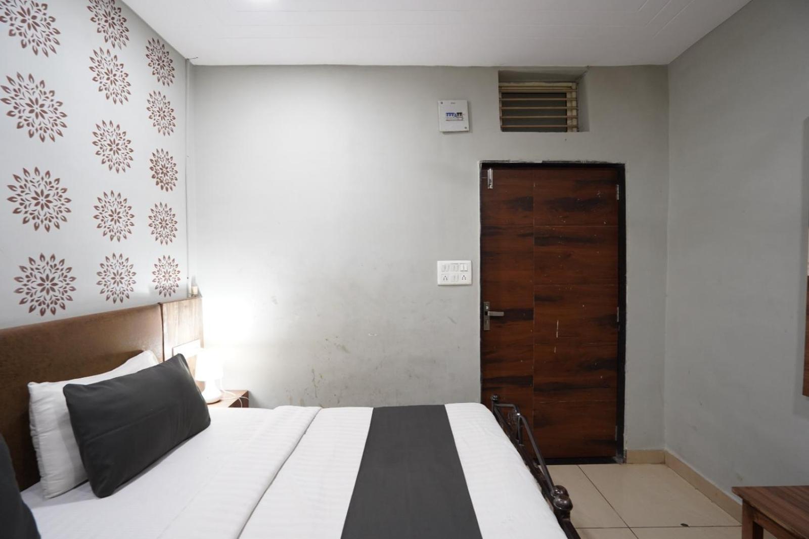 Hotel Sai Inn, Ahmedabad Airport Zewnętrze zdjęcie
