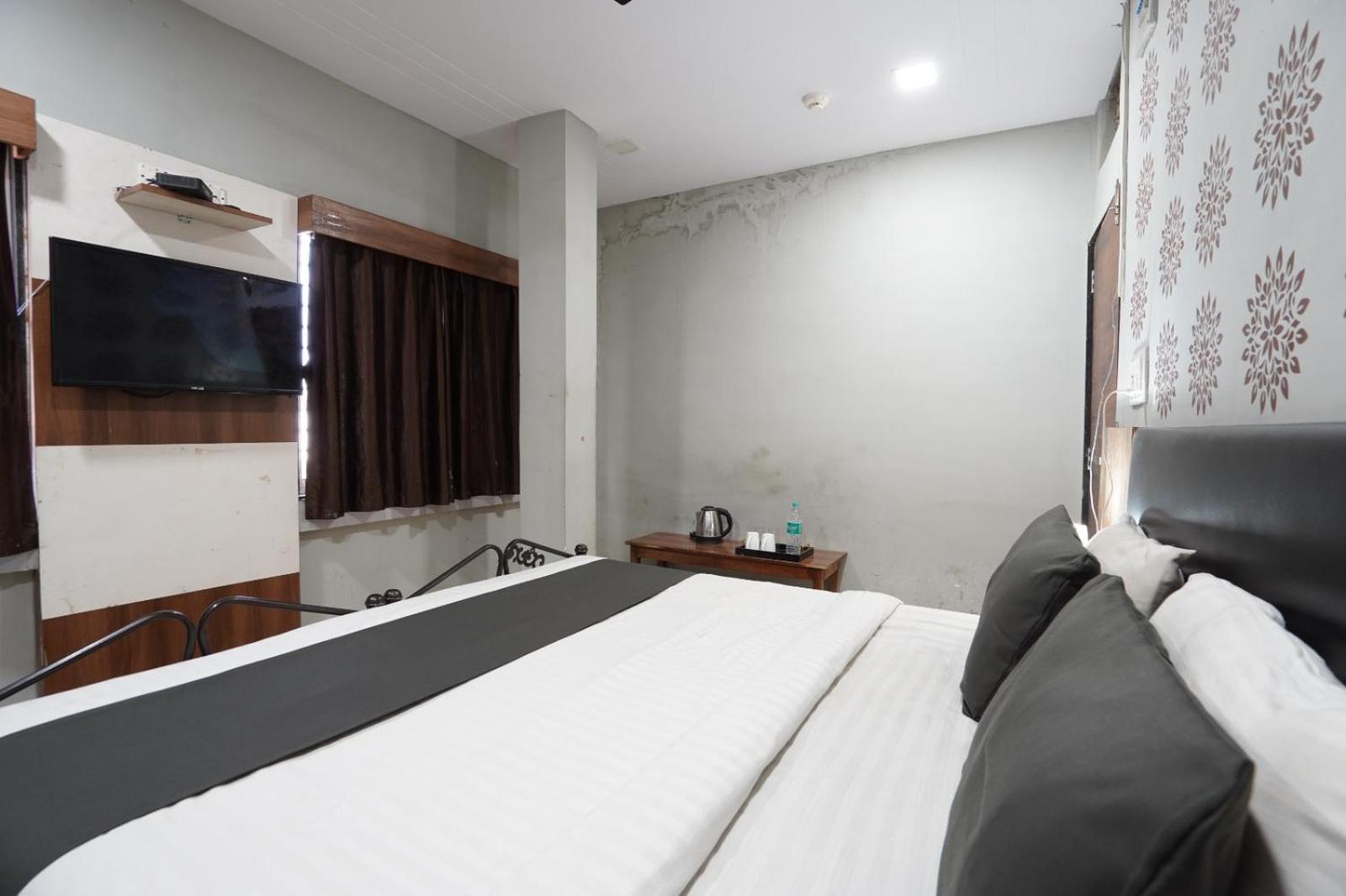 Hotel Sai Inn, Ahmedabad Airport Zewnętrze zdjęcie